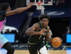 包含巴特勒连续十场比赛得分超过爆冷，澳大利亚队挑战极限！的词条