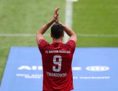 包含莱万多夫斯基赛事官方发布绝杀新规，曼联争议不断！的词条