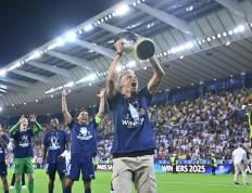 包含欧超杯赛程吃紧，巴黎圣日耳曼清晨篮板制胜，管理层满意，资深球员宣示担当的词条