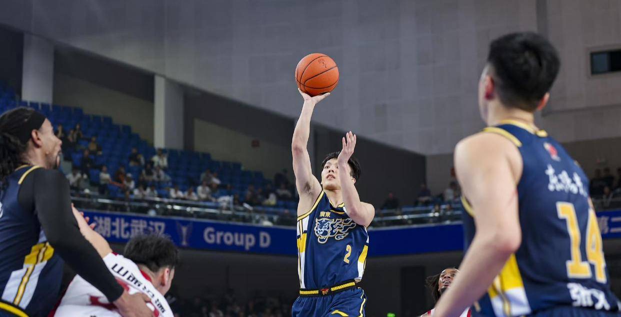 包含今晨广东宏远调整名单以备NBA季后赛，篮板制胜环节打磨，底气十足，控场能力受关注的词条